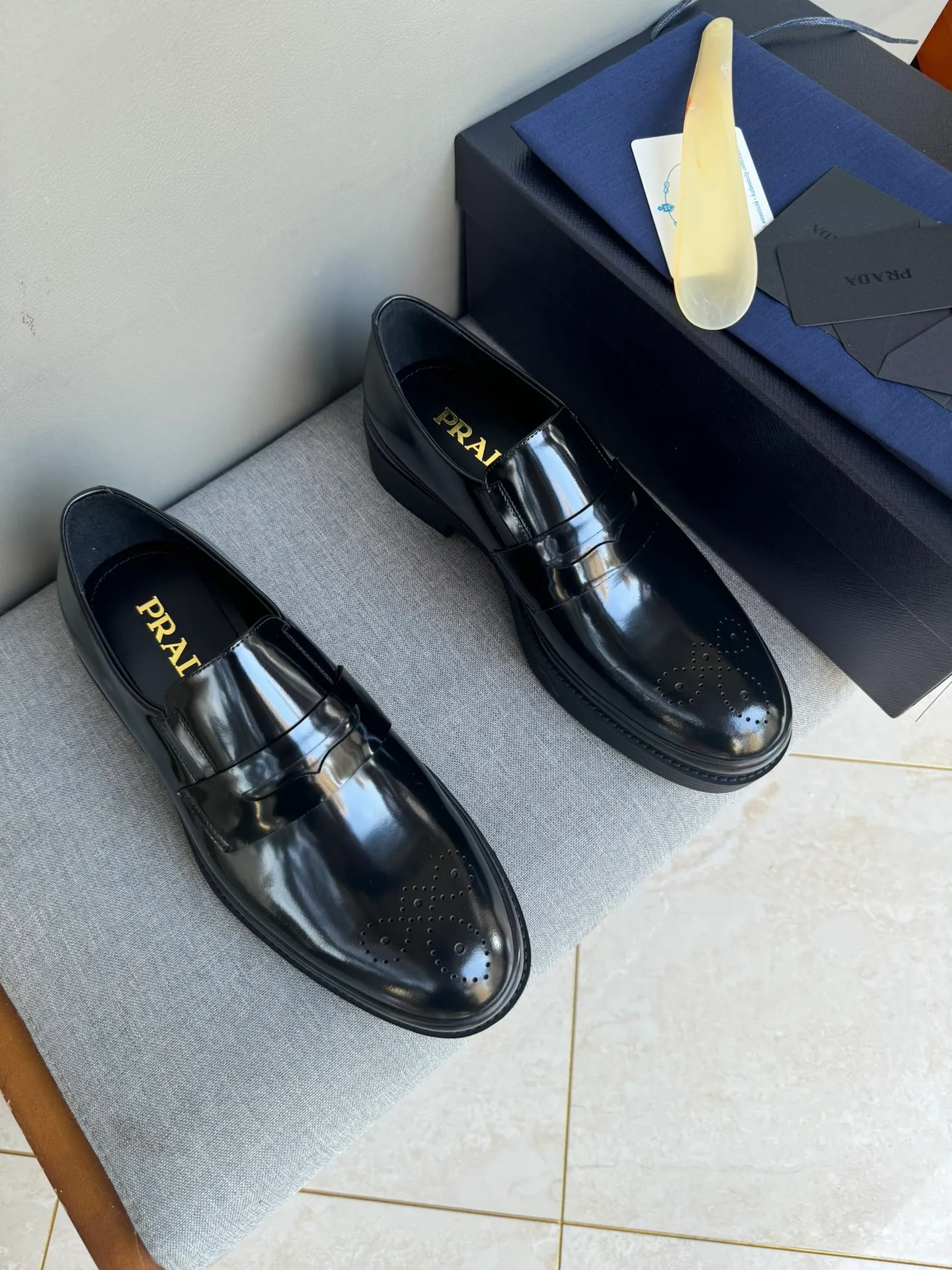 Men's shoes 💰860 Popular recommendations ✨PRADA Prada's top purchasing quality Imported color-brushed open edge beads on the uppers Carved toe design Cowhide lining Private molded TPU outsole Non-slip, wear-resistant and elastic Fashionable and versatile Black 39-44 in stock (38, 45 customized for replacement, return and exchange)